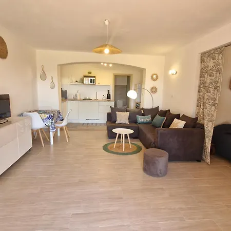 Climatise Avec Piscine, Parking, Proche - - Fr-1-780-75 *